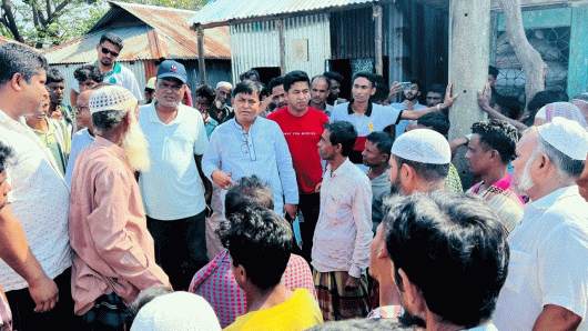 আহছানপুর গ্রামে অগ্নিকাণ্ডে ক্ষতিগ্রস্ত পরিবারের পাশে এড. রনজিত সরকার