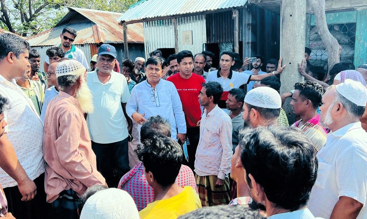 আহছানপুর গ্রামে অগ্নিকাণ্ডে ক্ষতিগ্রস্ত পরিবারের পাশে এড. রনজিত সরকার